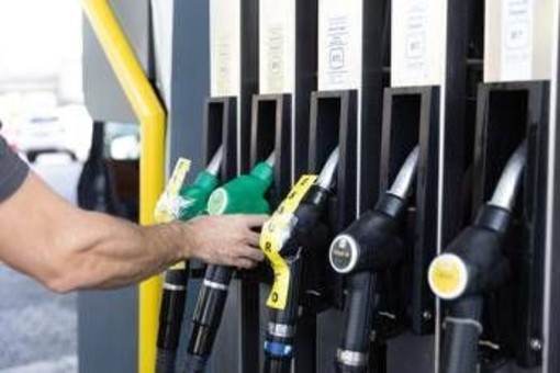 Carburanti, effetto tetto ai prezzi: giù benzina e gasolio, i listini di oggi Carburanti, effetto tetto ai prezzi: giù benzina e gasolio, i listini di oggi