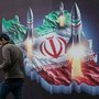 Missili e finte bare di soldati Usa, Iran celebra la rivoluzione e sfida Trump e Israele