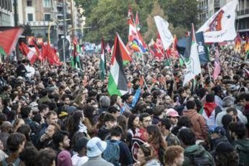 Flotilla, le proteste in Italia: cortei a Roma e Milano, tensione a Bologna