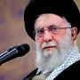 Crisi Iran, chi è Ali Khamenei: l'uomo diventato ayatollah in una notte Crisi Iran, chi è Ali Khamenei: l'uomo diventato ayatollah in una notte