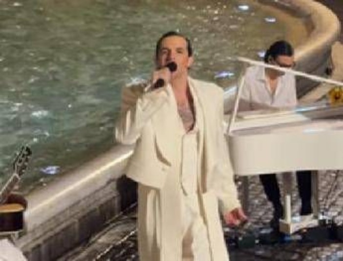 Achille Lauro sorprende Roma: show segreto alla Fontana di Trevi per 'Comuni Immortali'