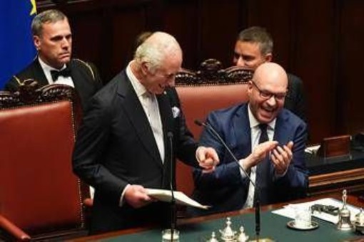 Quasi 'sold out' per Carlo alla Camera: il re tocca le corde giuste e conquista l'Aula