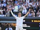 Sinner, il ritorno sul campo di Wimbledon per una foto speciale che omaggia l'Italia
