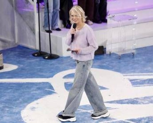 Rivoluzione nel serale di 'Amici', i giudici saranno 4 e sui social è caccia al nome Rivoluzione nel serale di 'Amici', i giudici saranno 4 e sui social è caccia al nome