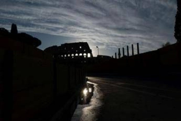 Roma, nella notte incidente sul lavoro al Colosseo: muore operaio di 22 anni Roma, nella notte incidente sul lavoro al Colosseo: muore operaio di 22 anni