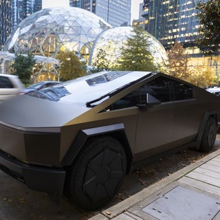 Tesla, sistema guida autonoma salva automobilista USA da scontro frontale notturno