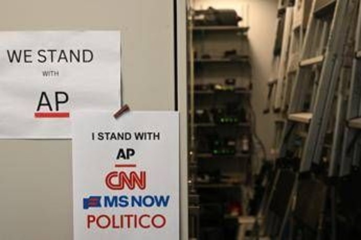 Usa, giudice ordina a Trump lo stop al bando dei media: "Riammetta alla Casa Bianca Cnn, MsNow e Politico" Usa, giudice ordina a Trump lo stop al bando dei media: "Riammetta alla Casa Bianca Cnn, MsNow e Politico"