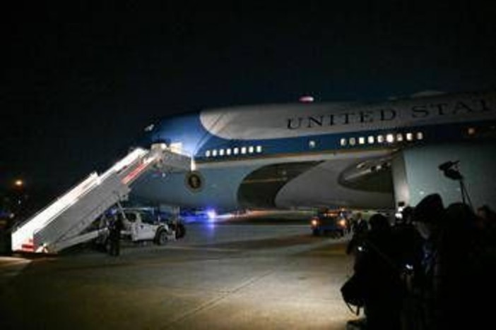 Guasto all'Air Force One, decolla verso Davos ma torna indietro