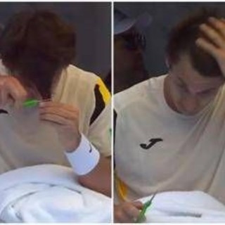 Si taglia i capelli al cambio campo, l'incredibile gesto di Carabelli ad Auckland Si taglia i capelli al cambio campo, l'incredibile gesto di Carabelli ad Auckland