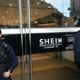 Francia, Shein inaugura negozio nel cuore di Parigi tra proteste e polemiche Francia, Shein inaugura negozio nel cuore di Parigi tra proteste e polemiche