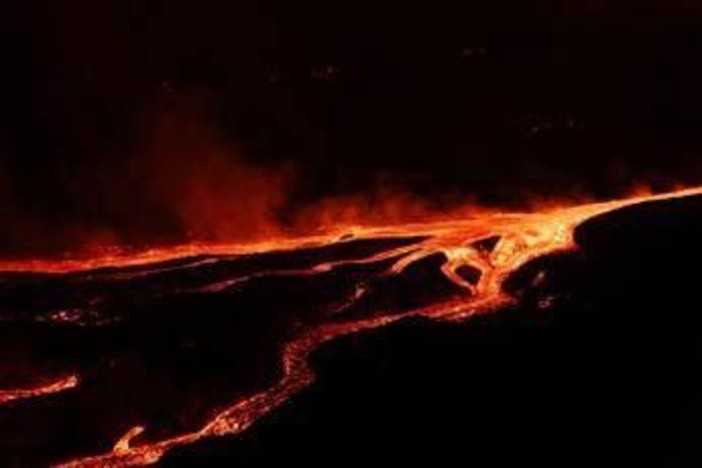 Eruzione Etna, sospesi fino alle 18 i voli all'aeroporto di Catania Eruzione Etna, sospesi fino alle 18 i voli all'aeroporto di Catania