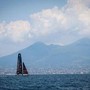 Napoli alza il sipario sull'America's Cup, al via le Regate Preliminari nel Golfo Napoli alza il sipario sull'America's Cup, al via le Regate Preliminari nel Golfo