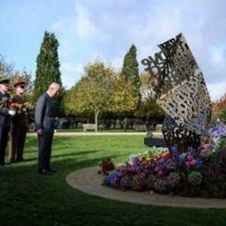 Re Carlo inaugura il monumento dedicato ai militari Lgbt+ Re Carlo inaugura il monumento dedicato ai militari Lgbt+