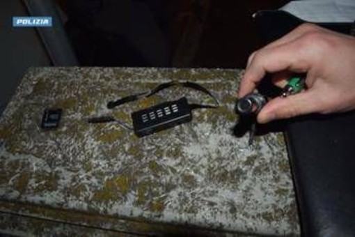 L'Aquila, spiava gli affittuari con mini webcam nascoste nei bagni: denunciato 56enne L'Aquila, spiava gli affittuari con mini webcam nascoste nei bagni: denunciato 56enne