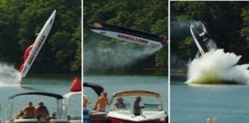 Motoscafo decolla a 320 km orari e si ribalta, l'incidente da brividi