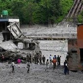 Nepal, cittadino cinese estratto vivo da un tunnel a 10 giorni dall'alluvione Nepal, cittadino cinese estratto vivo da un tunnel a 10 giorni dall'alluvione