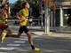 Corre una maratona... con le Crocs, la follia dell'atleta russo a Berlino