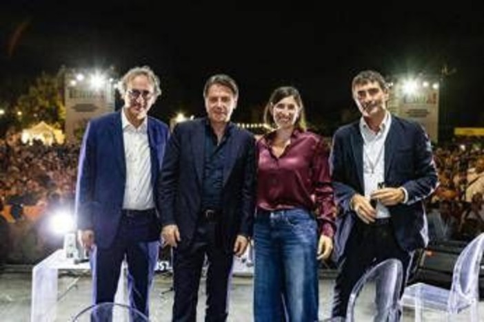 Il dibattito con Schlein, Conte, Bonelli e Fratoianni parte con una foto e la promessa: "Con noi al governo riconoscimento Palestina" Il dibattito con Schlein, Conte, Bonelli e Fratoianni parte con una foto e la promessa: "Con noi al governo riconoscimento Palestina"