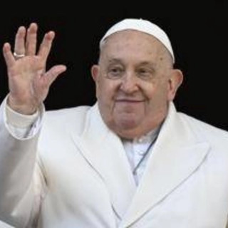 Papa Francesco, Vaticano: &quot;Lievi miglioramenti su infezione polmonare e uso della parola&quot;