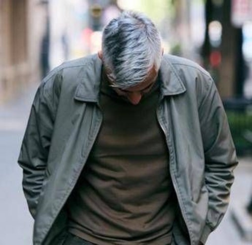 Capelli grigi e bianchi, non è solo questione di età: le cause e gli studi