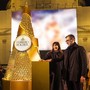 Ferrero Rocher illumina il Natale di Milano, piramide dorata a Piazza San Carlo