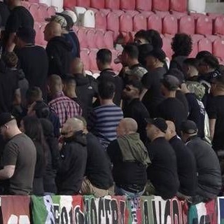 Italia, tifosi azzurri di spalle durante l'inno israeliano. Poi i cartelli: &quot;Stop&quot;