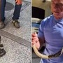 Kennedy ancora a caccia di serpenti, stavolta non viene morso Kennedy ancora a caccia di serpenti, stavolta non viene morso