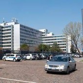 Milano, 27enne precipita da palazzina Mediaset a Cologno Monzese: è gravissima