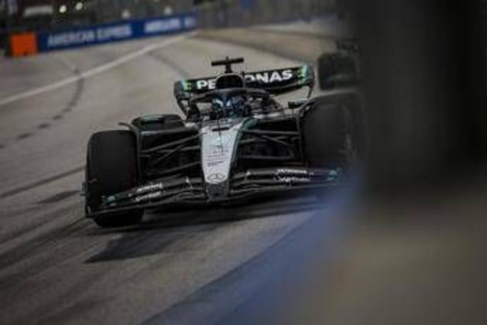 Gp Singapore, Russell in pole davanti a Verstappen. Hamilton sesto, poi Leclerc