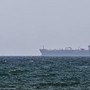 Iran, petroliera in fiamme al largo dell'Arabia Saudita: colpita da 'proiettile non identificato' Iran, petroliera in fiamme al largo dell'Arabia Saudita: colpita da 'proiettile non identificato'