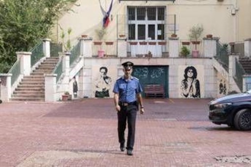 Prof accoltellata a Roma, il piano del 13enne: a scuola con coltelli da sub e telefono sul casco per filmare l'agguato