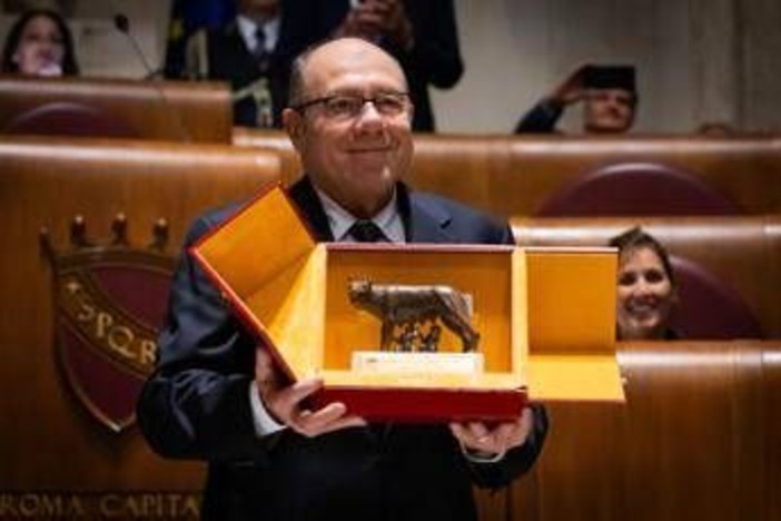 Carlo Verdone sindaco di Roma, la giornata finisce con la Lupa Capitolina