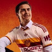 Roma e adidas svelano la nuova seconda maglia ispirata alla 'pietas' romana Roma e adidas svelano la nuova seconda maglia ispirata alla 'pietas' romana