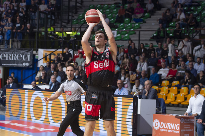 Basket, Reale Mutua Basket Torino presenta Lorenzo Benvenuti: esperienza e qualità sotto canestro Basket, Reale Mutua Basket Torino presenta Lorenzo Benvenuti: esperienza e qualità sotto canestro