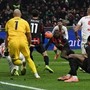 Fofana prova a colpire di testa, ma scivola: l'errore (comico) in Milan-Genoa