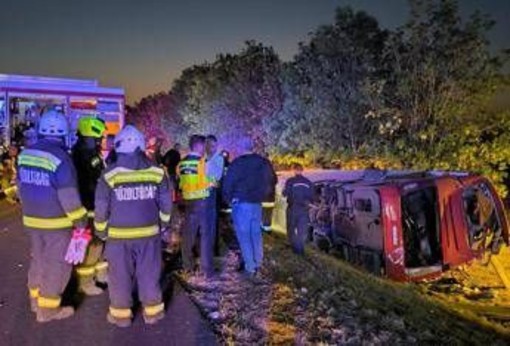 Ungheria, autobus si ribalta e finisce in un fossato: 12 morti e 10 feriti Ungheria, autobus si ribalta e finisce in un fossato: 12 morti e 10 feriti