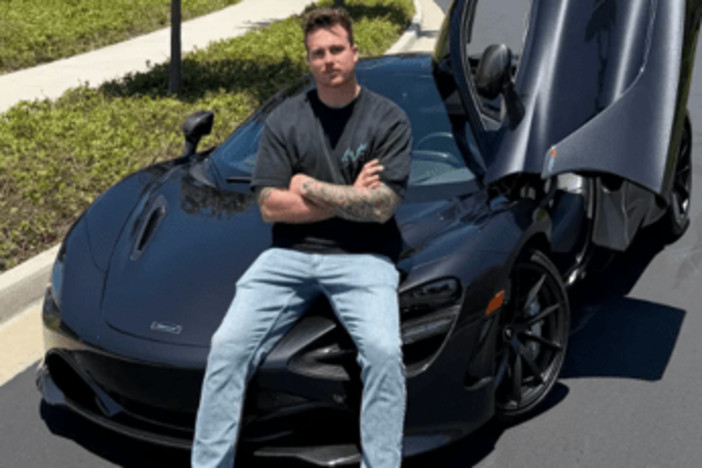 Finisce con la sua McLaren contro un albero e l'auto prende fuoco: morto a 27 anni l'influencer James Wehr
