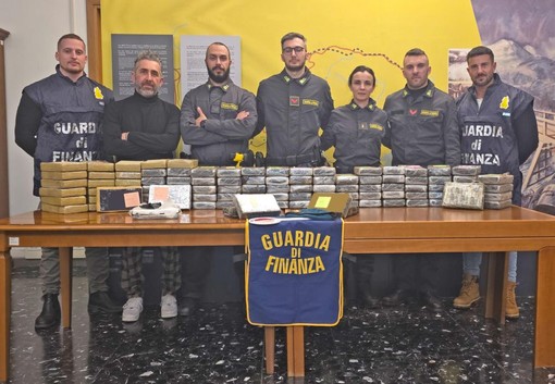 Sequestrati 110 kg di cocaina in un autoarticolato a Gorizia Sequestrati 110 kg di cocaina in un autoarticolato a Gorizia