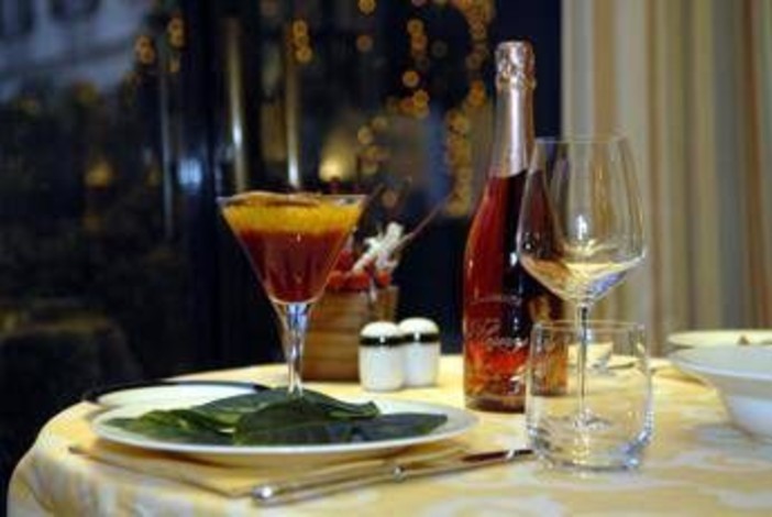 Cenone di Capodanno, da numero bicchieri a centimetri tra i piatti: 5 errori da evitare a tavola