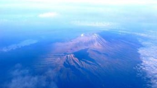 Elicottero in missione di soccorso si schianta sul Kilimangiaro, 5 morti