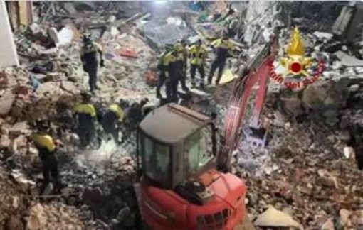 Crollo palazzina a Messina, proseguono ricerche dei tre dispersi. Malore per vigile del fuoco Crollo palazzina a Messina, proseguono ricerche dei tre dispersi. Malore per vigile del fuoco