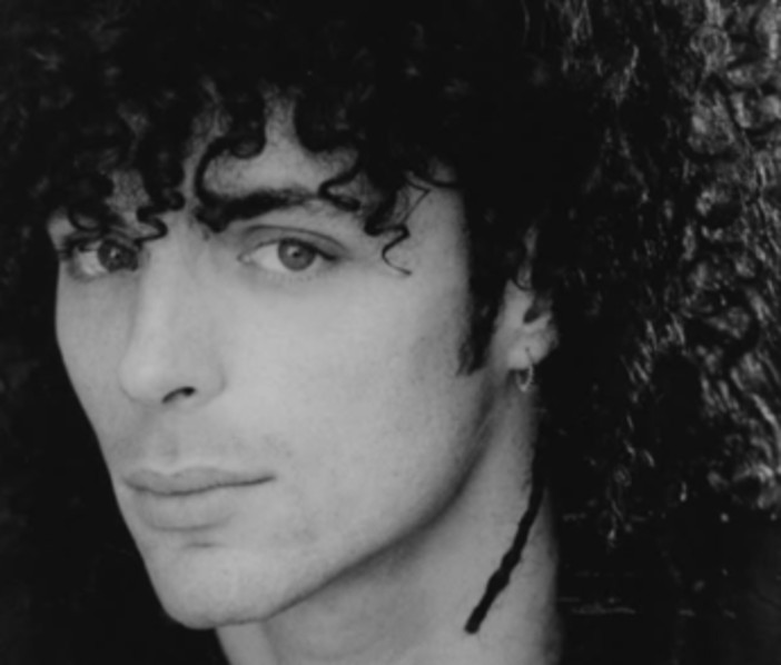 Alex Britti prima dei '7000 caffè': spunta la foto del 1994, ricci e sguardo intenso