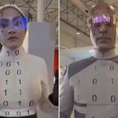 Iran svela i suoi robot, sono due persone mascherate...