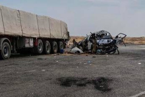 Egitto, tragico scontro tra minibus e camion al Cairo: 10 morti e 24 feriti Egitto, tragico scontro tra minibus e camion al Cairo: 10 morti e 24 feriti