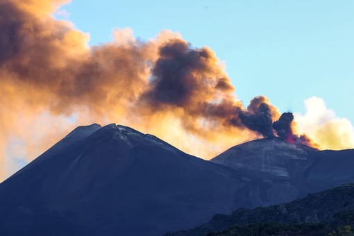 Etna, fontana di lava dal cratere voragine e voli dirottati