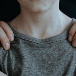 Narcotizza e violenta il figlio 14enne, madre a processo: chiesti 16 anni