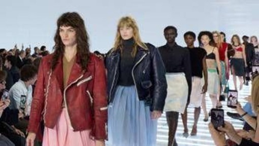 Prada, la gonna è un'ossessione e un invito alla contraddizione Prada, la gonna è un'ossessione e un invito alla contraddizione
