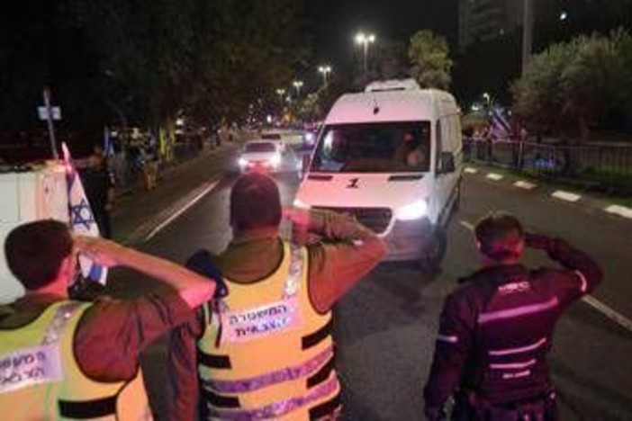 Israele e i dubbi su una messa in scena di Hamas, media: corpo restituito potrebbe non essere un ostaggio Israele e i dubbi su una messa in scena di Hamas, media: corpo restituito potrebbe non essere un ostaggio