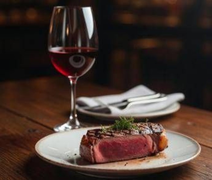 No a vino e carne rossa, il doppio divieto di Garattini a tavola