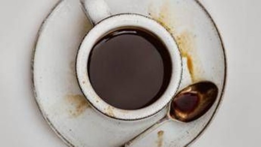 La avvelena con la candeggina nel caffè, la moglie lo smaschera con una telecamera